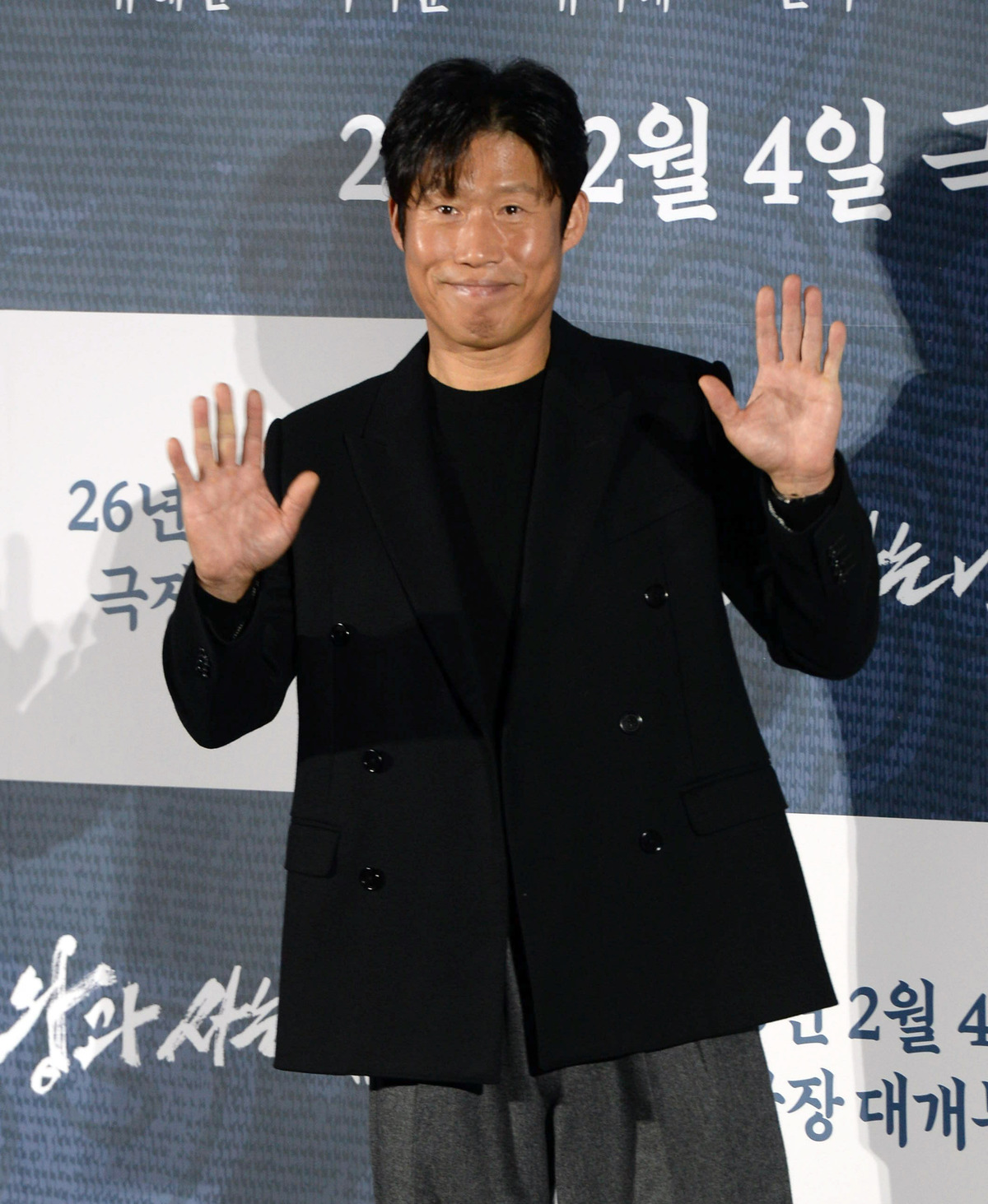 [SW포토] 양손 흔들어 인사하는 배우 유해진