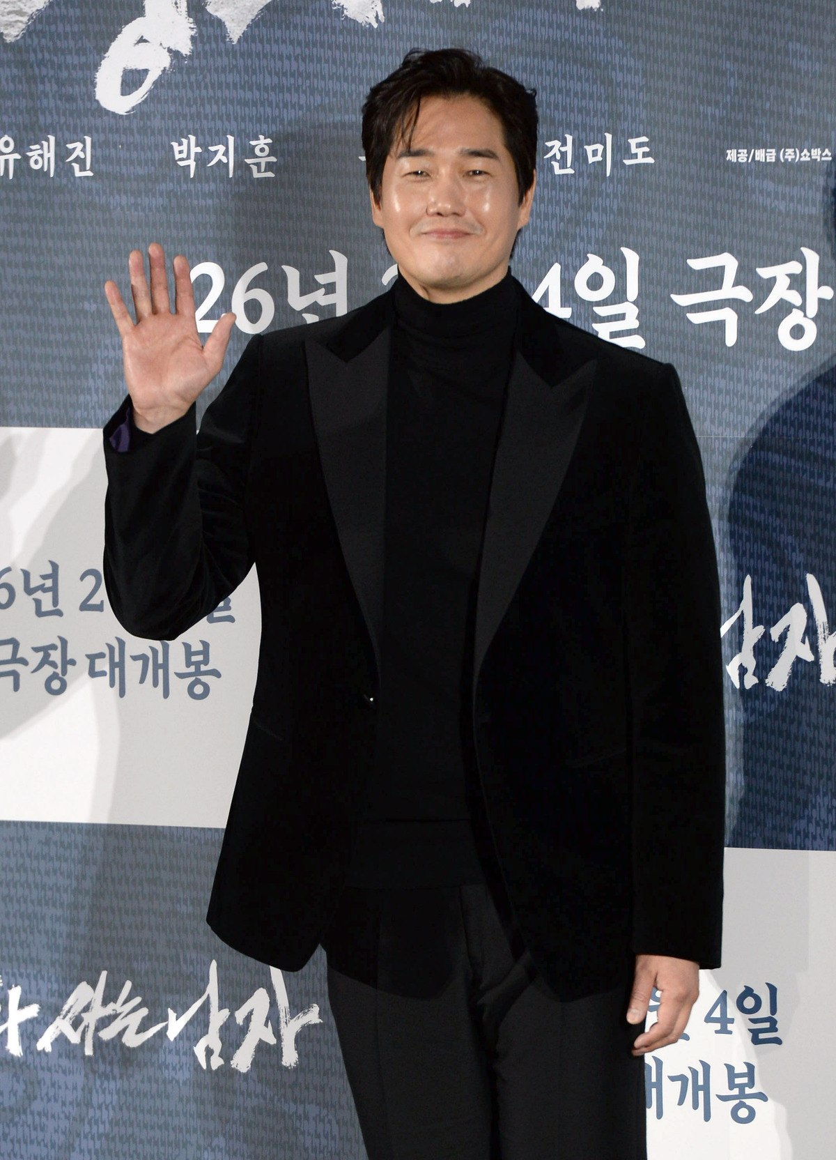 [SW포토] 배우 유지태, 시크하게 손인사