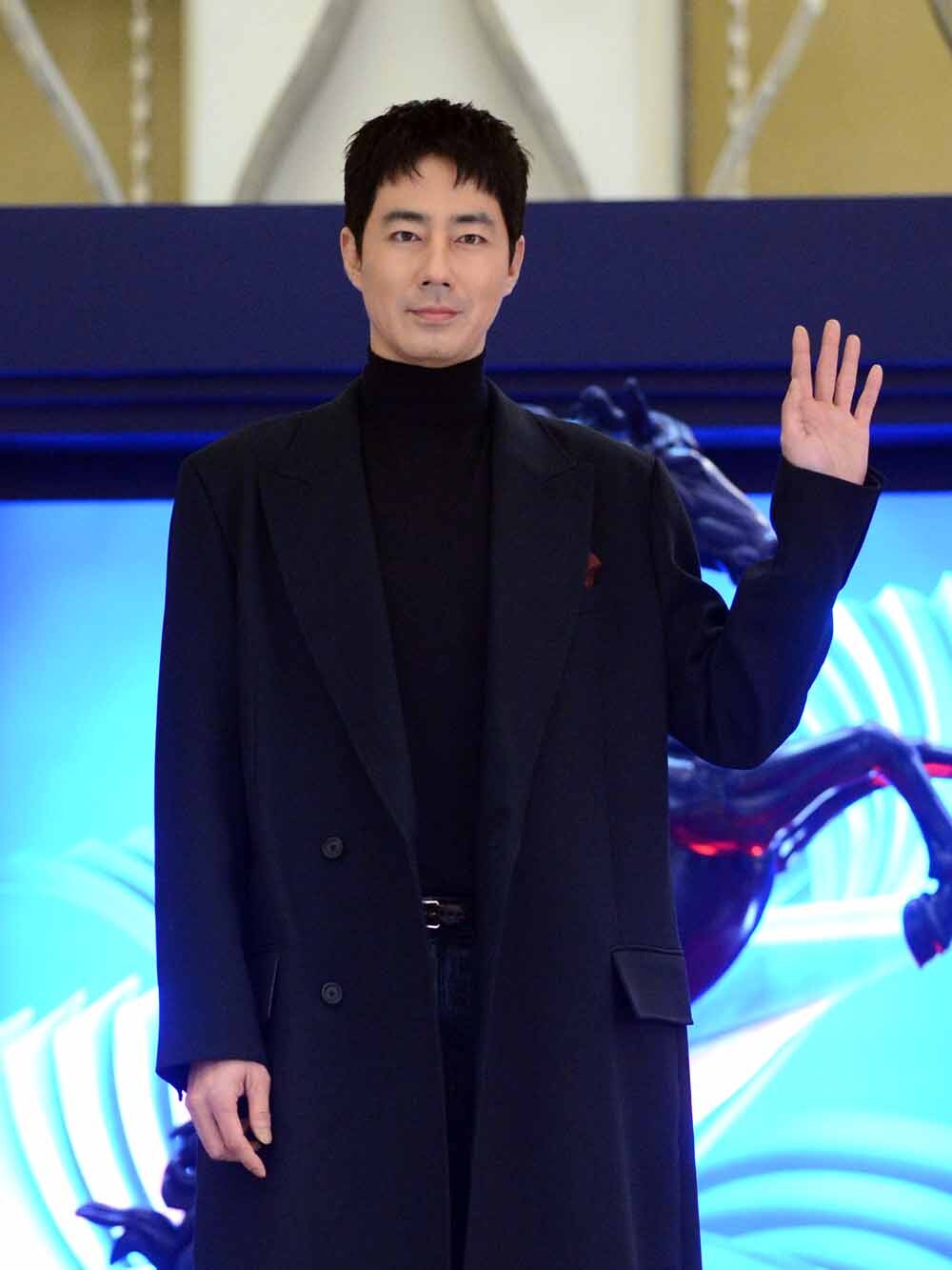 [SW포토]근엄한 표정의 배우 조인성