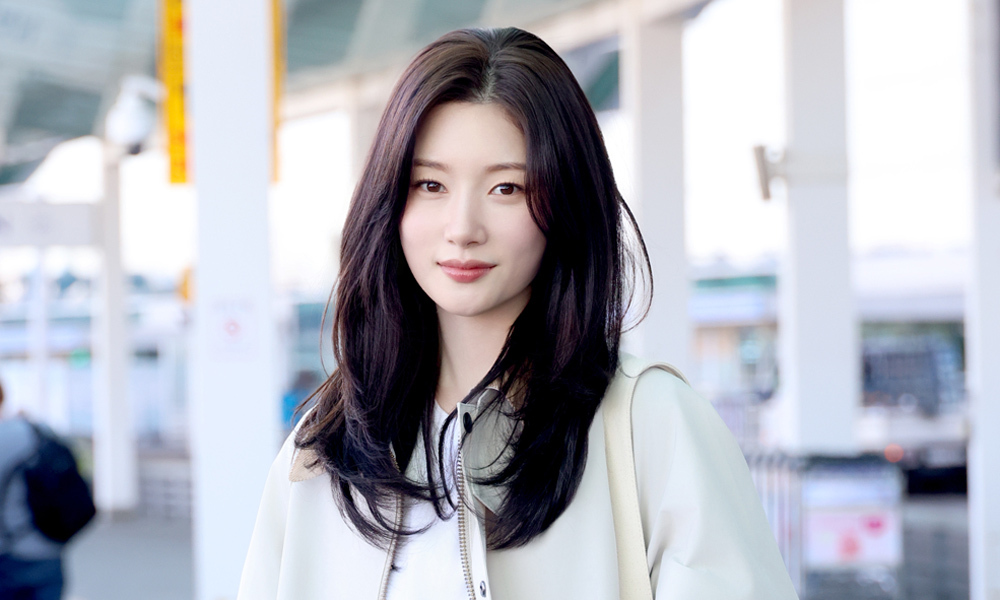 정채연이 제안하는 '스프링 룩', 아이보리 롱코트로 완성한 우아한 패션