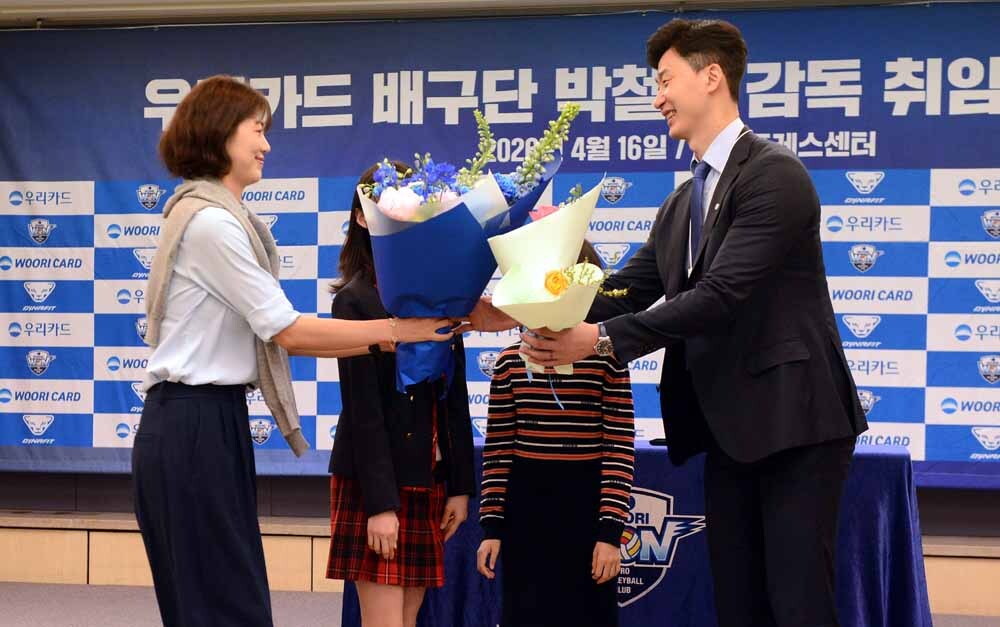 [SW포토]가족에게 꽃다발 받는 박철우 감독