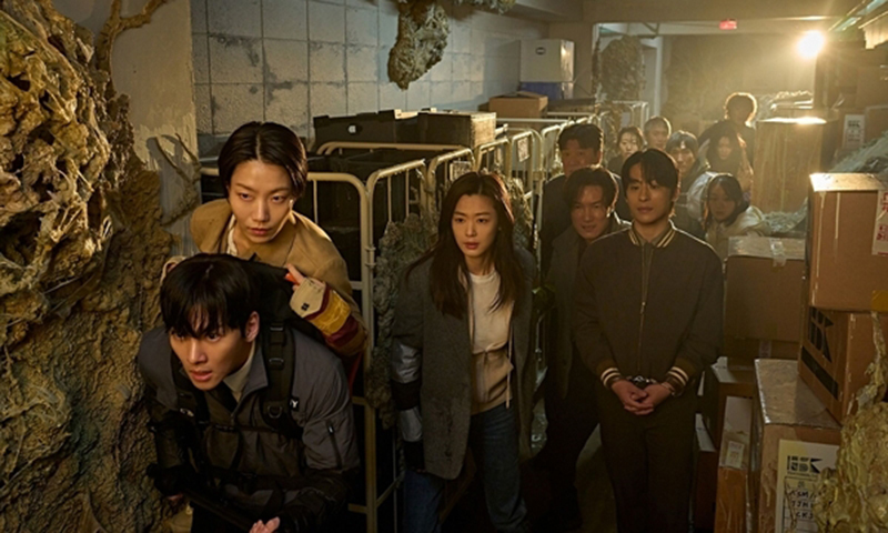 '장기 흥행' 군체, 신작 공세 뚫고 정상 탈환