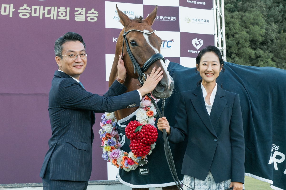 경주마 은퇴 후 마장마술 우승 ‘감동’… 마주협회 소속 이한준, 이윤진 마주 부부 ‘1천만원 기부’